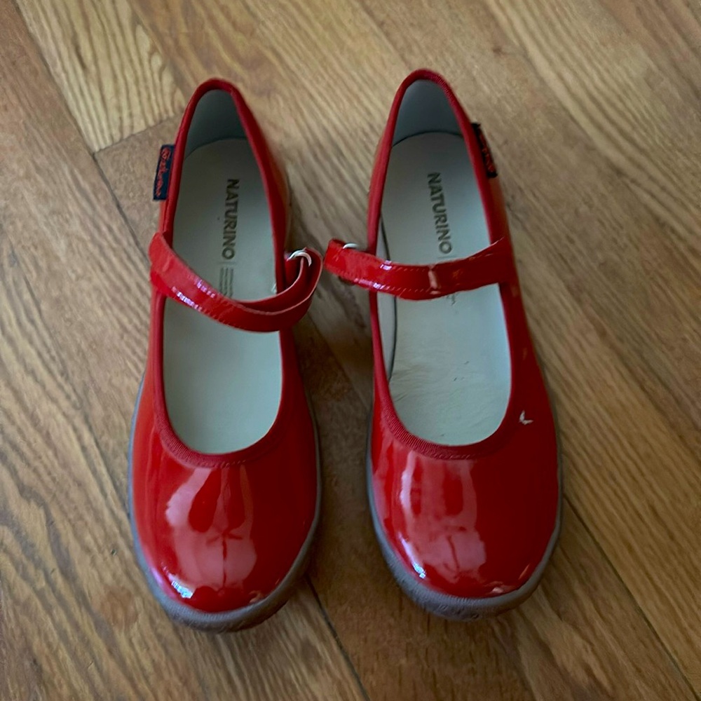 Red patent leather Naturino mary janes, big kids’ size 3.5